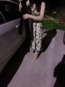 小区门口车震人妻人来人往熟人太多